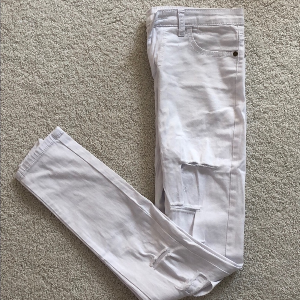 WHITE RIPPED JEANS